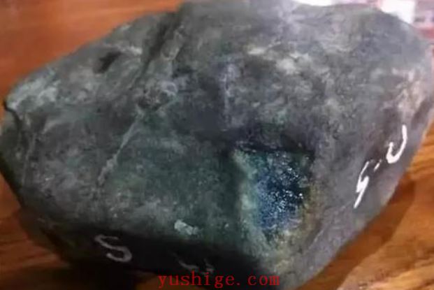 翡翠原石断口是什么，翡翠原石断口好还是不好？ 　　 　　