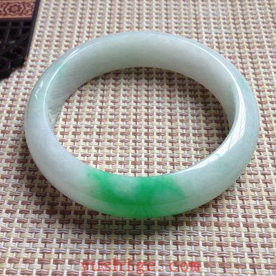 白底青翡翠怎么样?白底青翡翠手镯值不值得买?