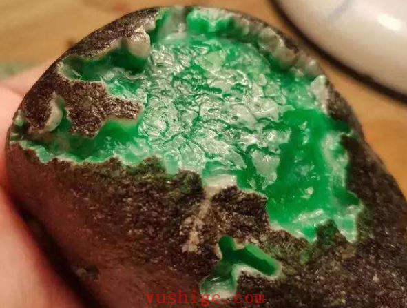 翡翠赌石:水深不见底,一刀穷一刀富一刀穿麻布?