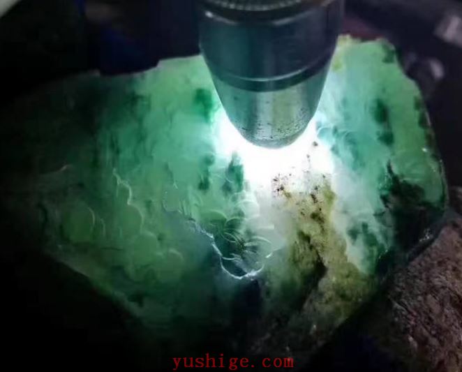 如何挑选翡翠原石？挑选优质的翡翠原石秘诀就在这里！